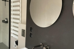 ściany i posadzka w łazience wykończone mikrocementem