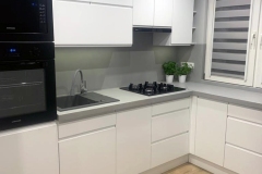 blat kuchenny i ściana z mikrocementu