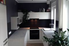 blat kuchenny oraz półka wykończona mikrocementem