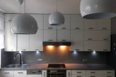 blat kuchenny i ściana wykończona mikrocementem, bezfugowo