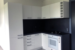 blat kuchenny i ściana wykończona mikrocementem, bezfugowo