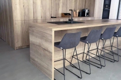 posadzka w kuchni z mikrocementu