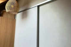 mikrocement w łazience, również na drzwiach