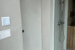 mikrocement w łazience, również na drzwiach