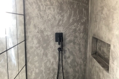 mikrocement w łazience pod prysznicem