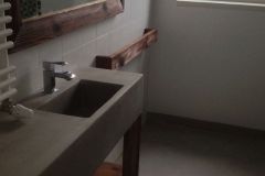 mikrocement w łazience na podłodze oraz blat z umywalką z mikrocementu