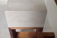 mikrocement w łazience na podłodze oraz blat z umywalką z mikrocementu