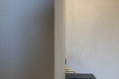 ściany i posadzka w łazience wykończone mikrocementem