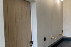 ściany i posadzka w łazience wykończone mikrocementem