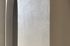 ściany i posadzka w łazience wykończone mikrocementem