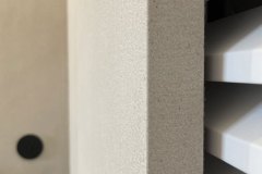 ściany i posadzka w łazience wykończone mikrocementem