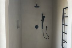 ściany i posadzka w łazience wykończone mikrocementem