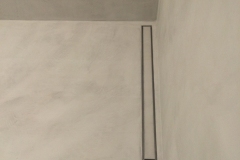 mikrocement w łazience pod prysznicem