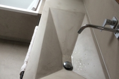 mikrocement w łazience, umywalka z mikrocementu