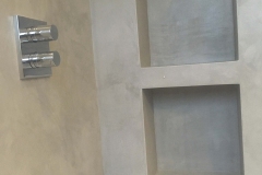 mikrocement w łazience pod prysznicem