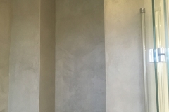 mikrocement w łazience pod prysznicem