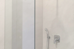 mikrocement w łazience pod prysznicem