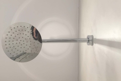 mikrocement w łazience pod prysznicem