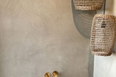 ściany łazience wykończone mikrocementem