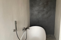 ściany i posadzka w łazience wykończone mikrocementem