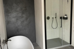 ściany i posadzka w łazience wykończone mikrocementem