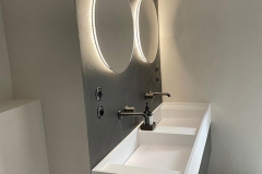 ściany i posadzka w łazience wykończone mikrocementem