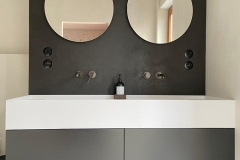 ściany i posadzka w łazience wykończone mikrocementem