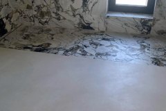 posadzki w łazience wykończone mikrocementem