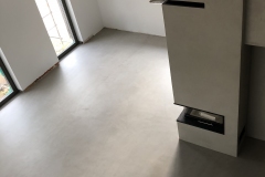 posadzka i kominek wykończony mikrocementem