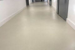 podłoga z mikrocementu w salonie , jadalni i korytarzu