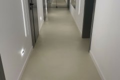 podłoga z mikrocementu w salonie , jadalni i korytarzu