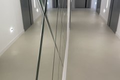 podłoga z mikrocementu w salonie , jadalni i korytarzu