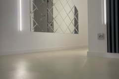 podłoga z mikrocementu w salonie , jadalni i korytarzu