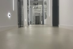 podłoga z mikrocementu w salonie , jadalni i korytarzu