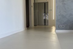 podłoga z mikrocementu w salonie , jadalni i korytarzu