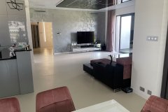 podłoga z mikrocementu w salonie , jadalni i korytarzu