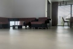 podłoga z mikrocementu w salonie , jadalni i korytarzu