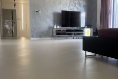 podłoga z mikrocementu w salonie , jadalni i korytarzu