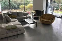 mikrocement na podłodze w salonie