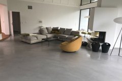 mikrocement na podłodze w salonie