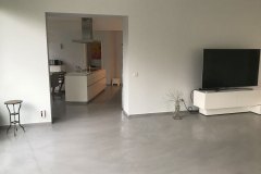 mikrocement na podłodze w salonie