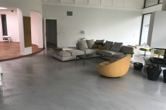 mikrocement na podłodze w salonie