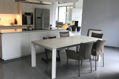 mikrocement na podłodze w kuchni