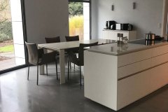 mikrocement na podłodze w kuchni