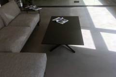 mikrocement na podłodze w salonie meblowym