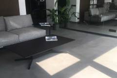 mikrocement na posadzce w salonie meblowym