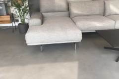 mikrocement na podłodze w salonie meblowym