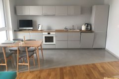 mikrocement na podłodze w kuchni