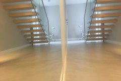 mikrocement na podłodze w korytarzu