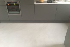 mikrocement na podłodze w kuchni